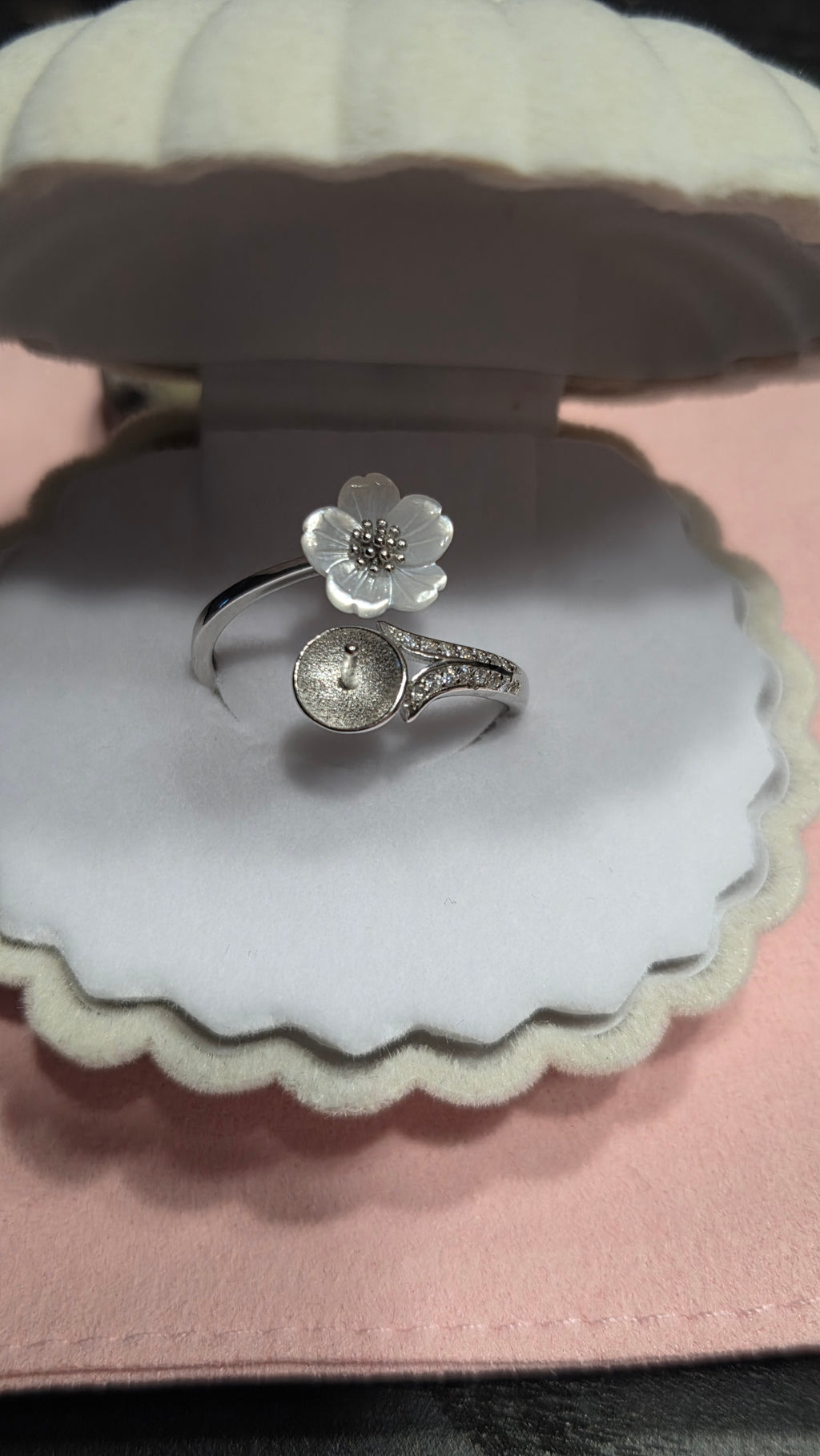 OYSTER SHELL WHITE FLOWER RING
