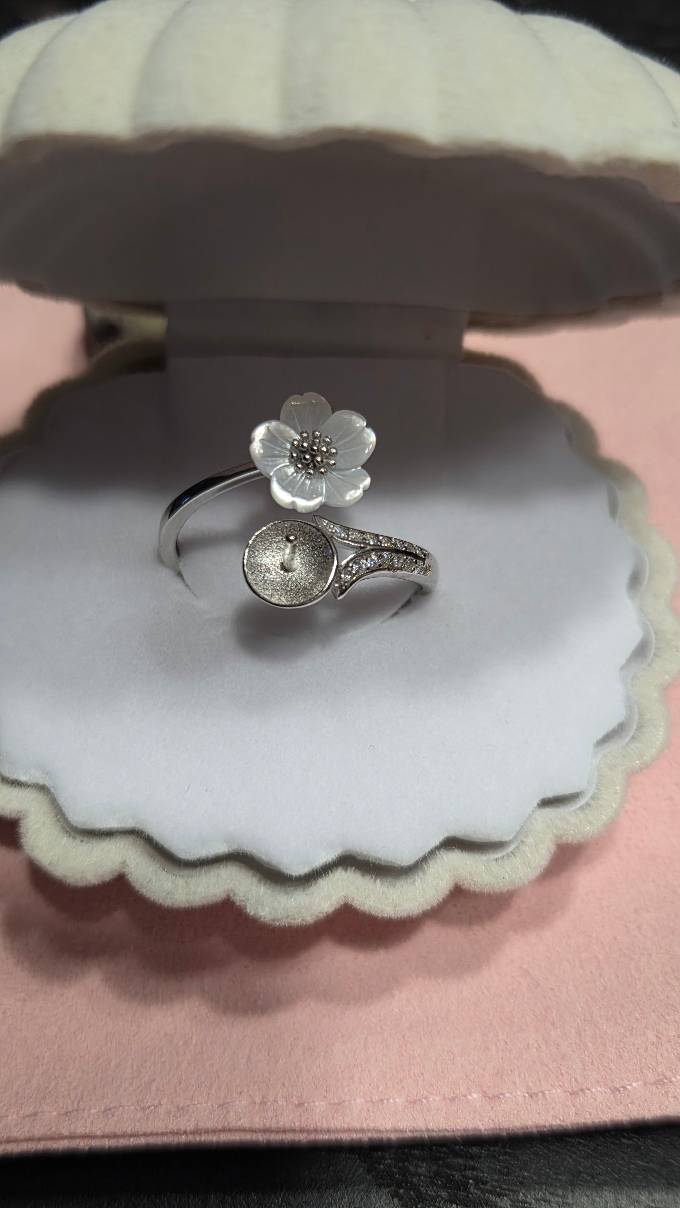 OYSTER SHELL WHITE FLOWER RING